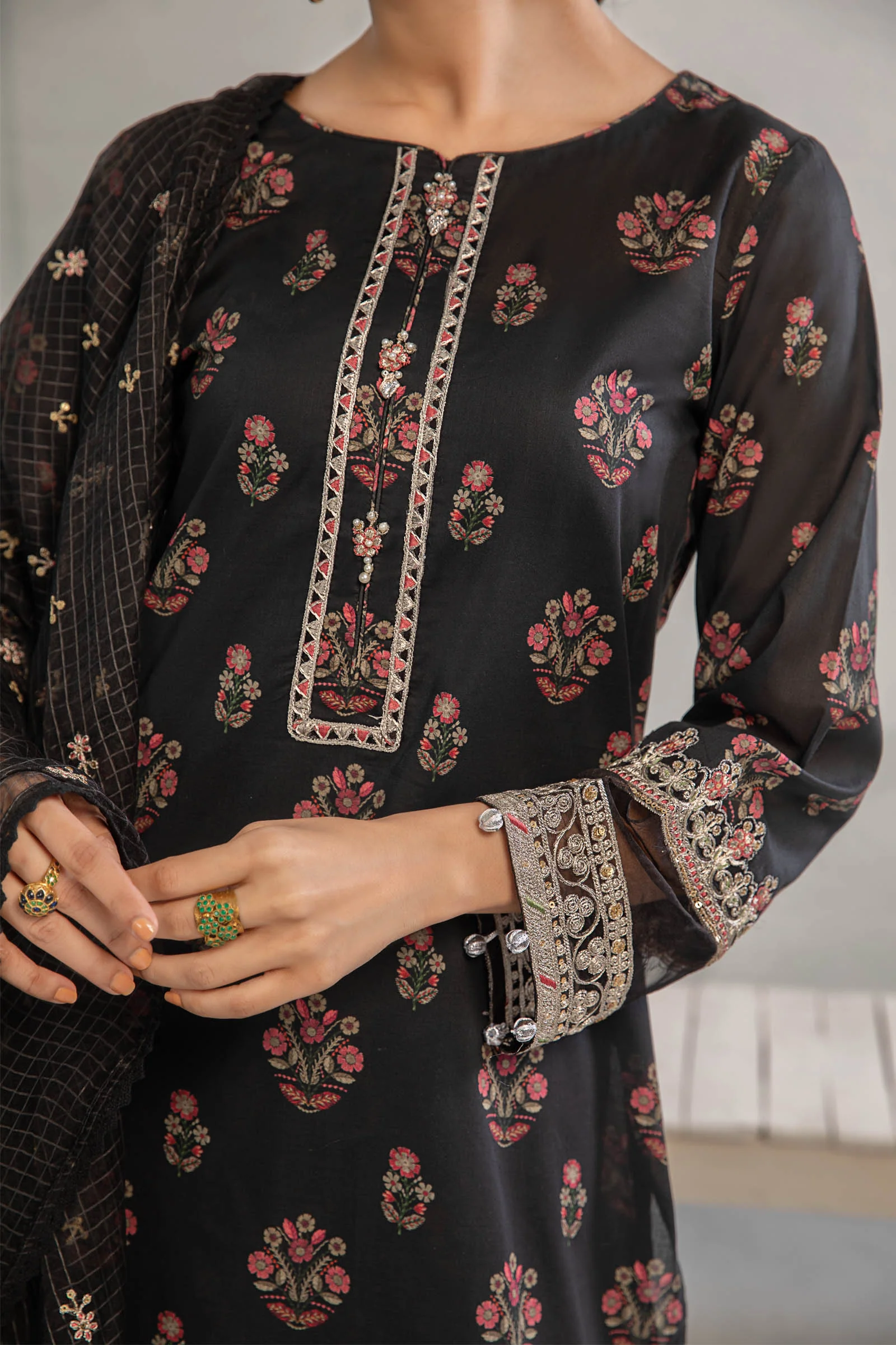 3 Piece Embroidered Lawn Suit - Image 3
