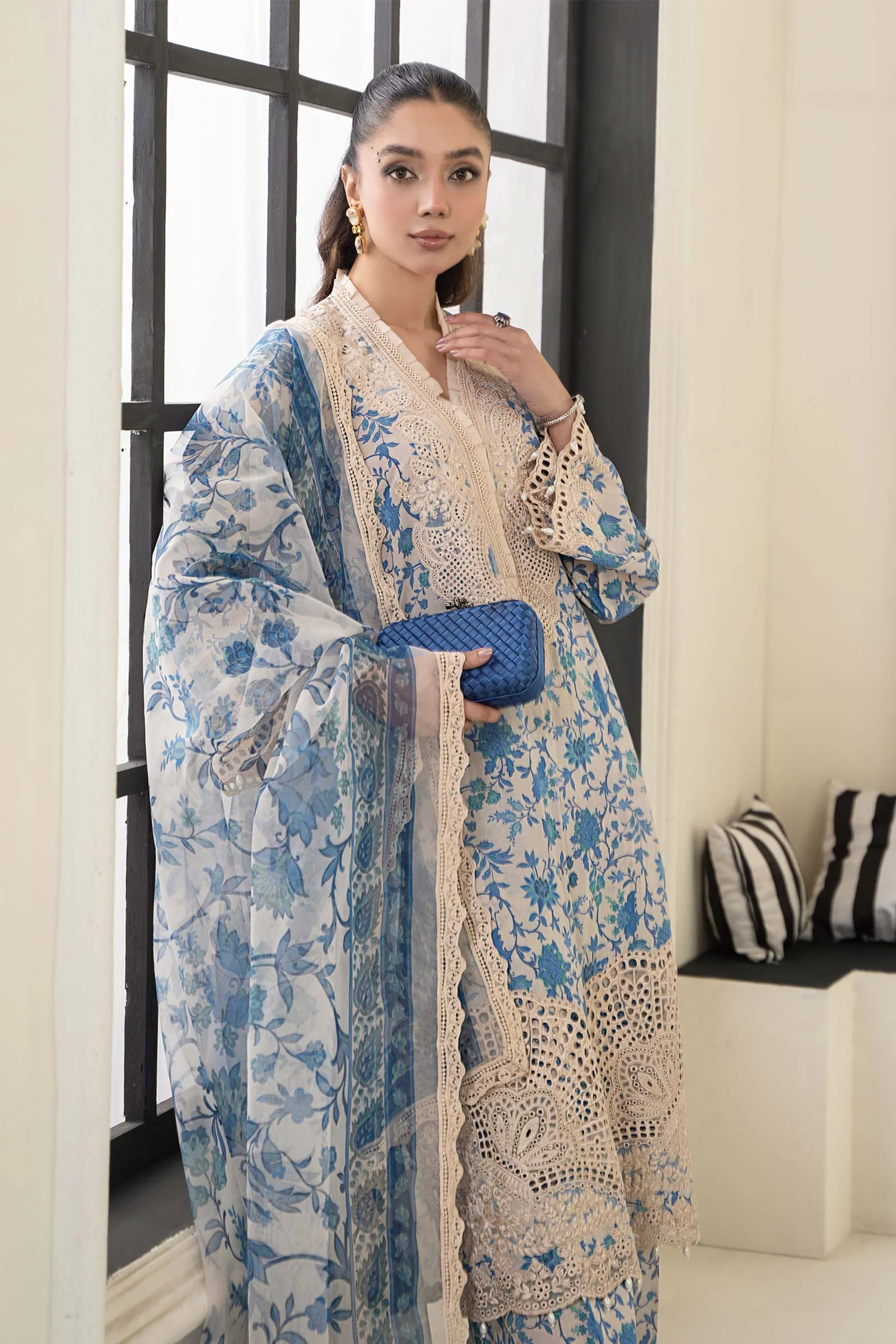 3 Piece Embroidered Lawn Suit - Image 3