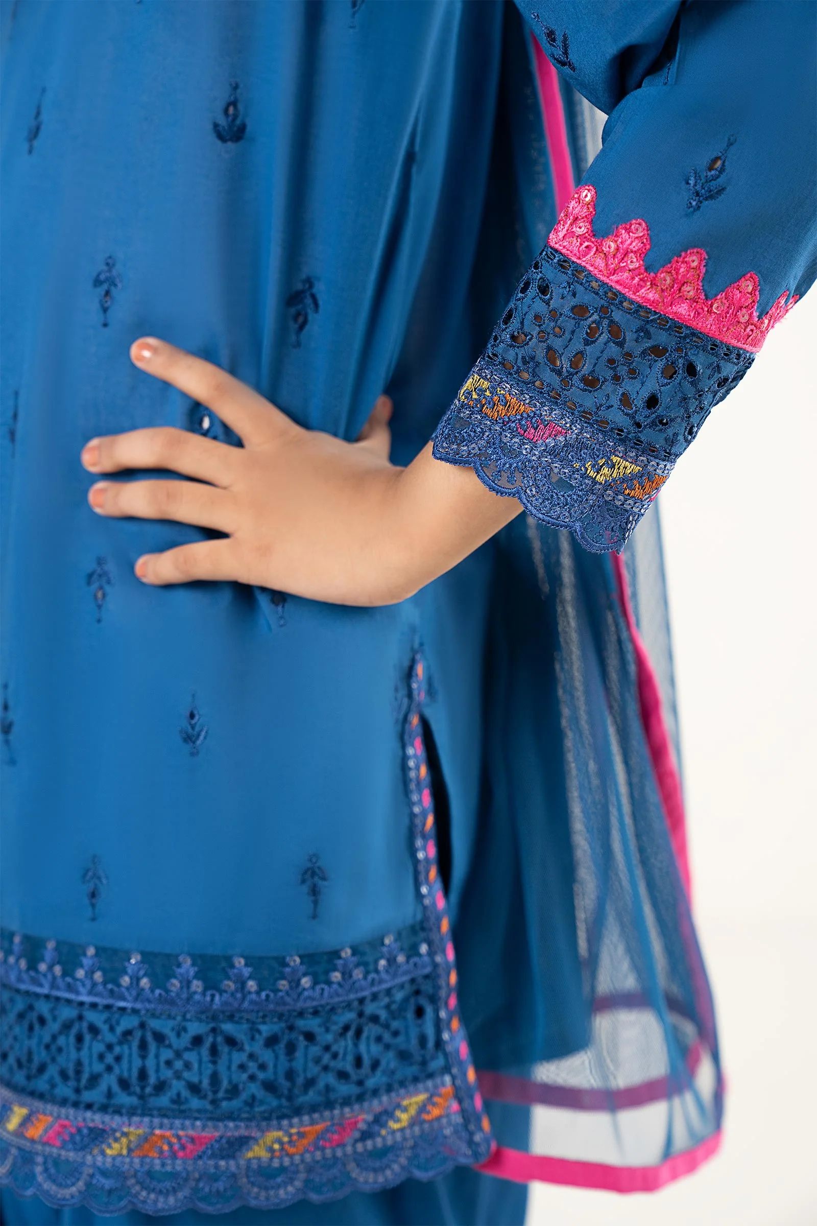 3 Piece Embroidered Lawn Suit - Image 4
