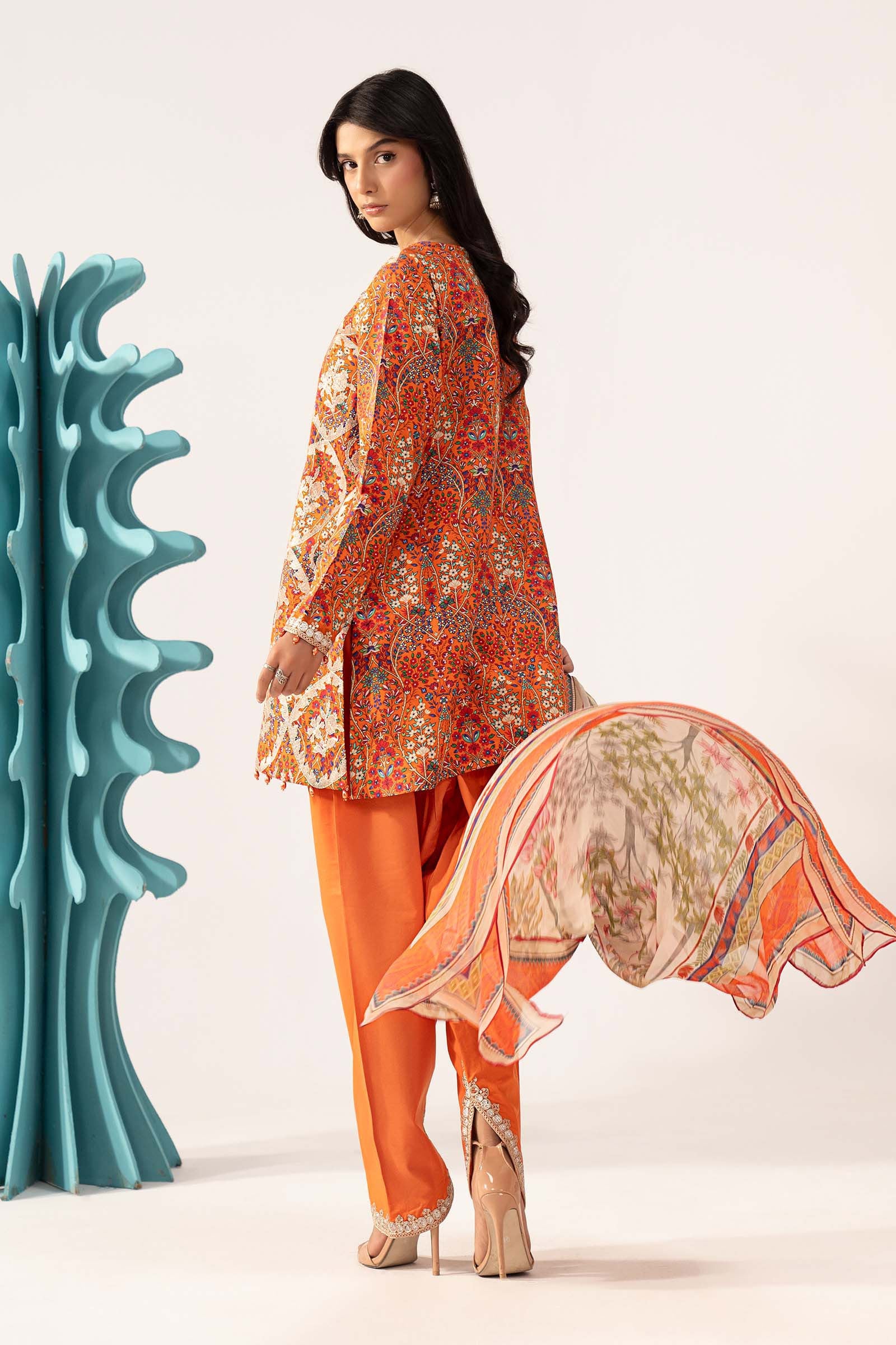 3 Piece Embroidered Lawn Suit - Image 9